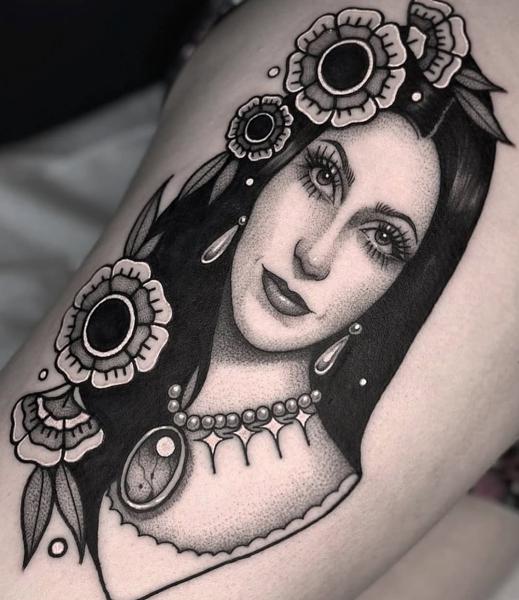 Blackwork floral woman tattoo by @lunalucerotattoo