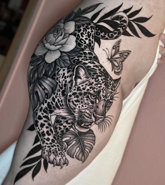 Blackwork leopard with butterfly tattoo by @lunalucerotattoo