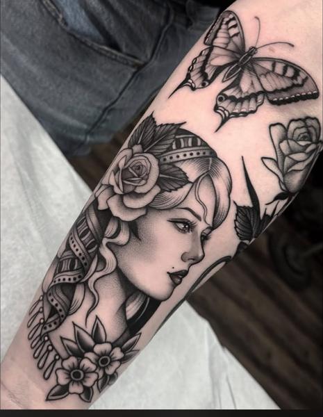 Blackwork woman and butterfly tattoo by @lunalucerotattoo