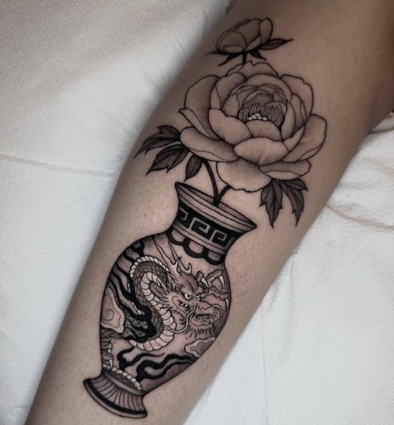 Blackwork dragon vase tattoo by @lunalucerotattoo