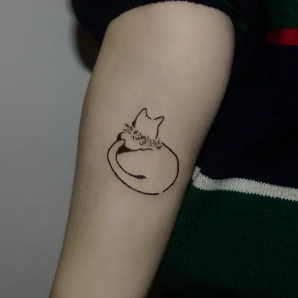 Fine line minimalist cat tattoo by @tatts_n_tonic