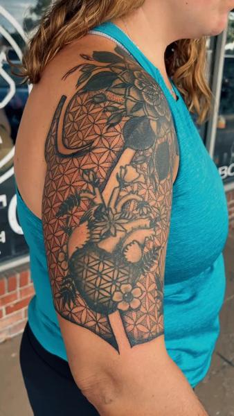 Blackwork geometric heart tattoo by @maebeautifulpoison
