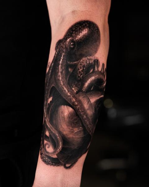 Realism octopus heart tattoo by @magetower.tattoo