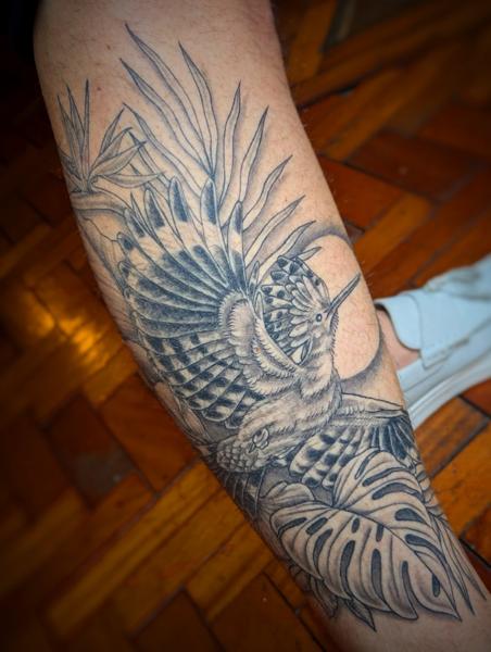 Realism bird and leaves tattoo by @maisie.llewellyn