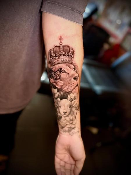 Realism crowned lion tattoo by @manic.tatts