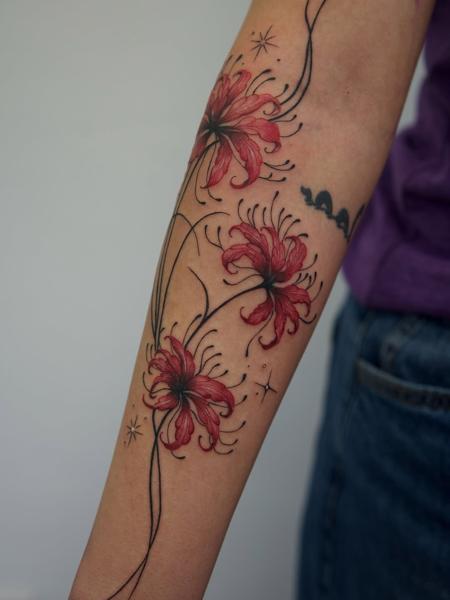 Illustrative spider lilies tattoo by @manvmadetattoos