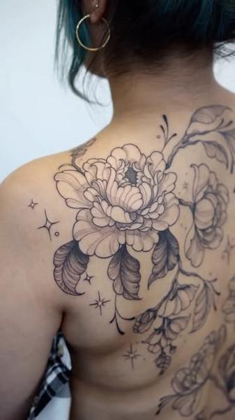 Illustrative floral peony tattoo by @manvmadetattoos