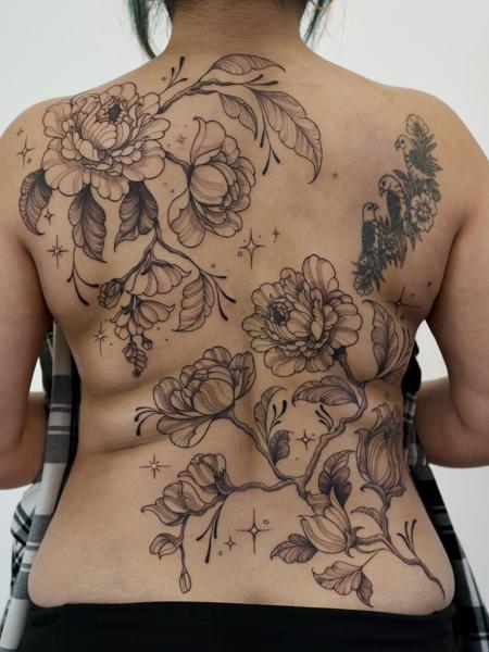 Illustrative floral floral vine tattoo by @manvmadetattoos