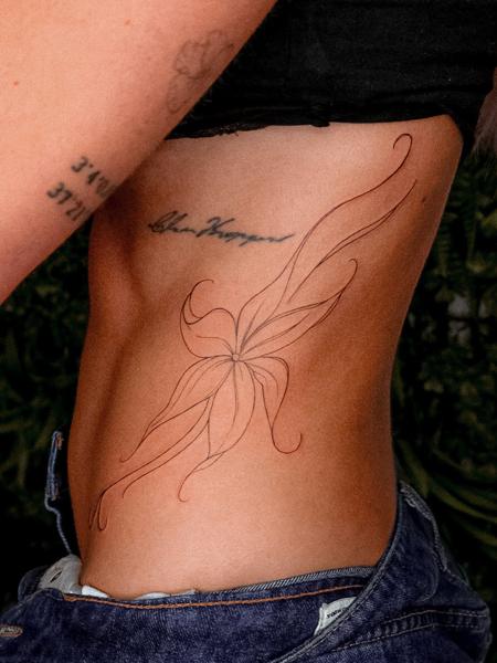 Fine line abstract flower tattoo by @katerinedovasink