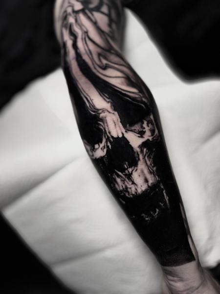 Blackwork abstract skull tattoo by @marcus_giuliano_stolz_tattoo