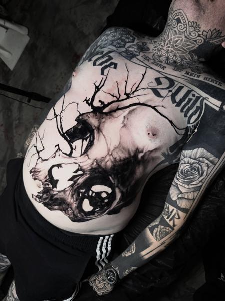 Blackwork abstract skull tattoo by @marcus_giuliano_stolz_tattoo