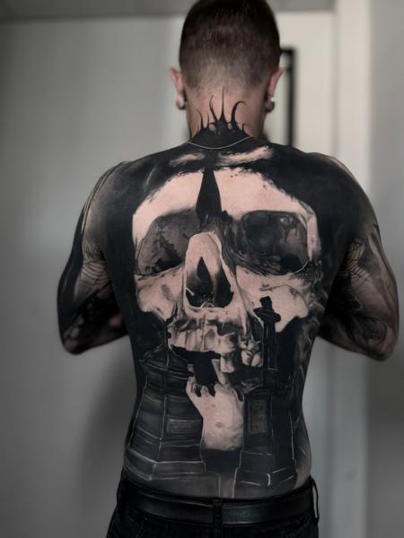 Blackwork skull tattoo by @marcus_giuliano_stolz_tattoo