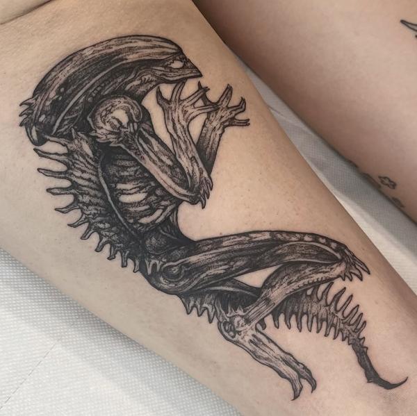 Blackwork alien creature tattoo by @mazira.tattoos