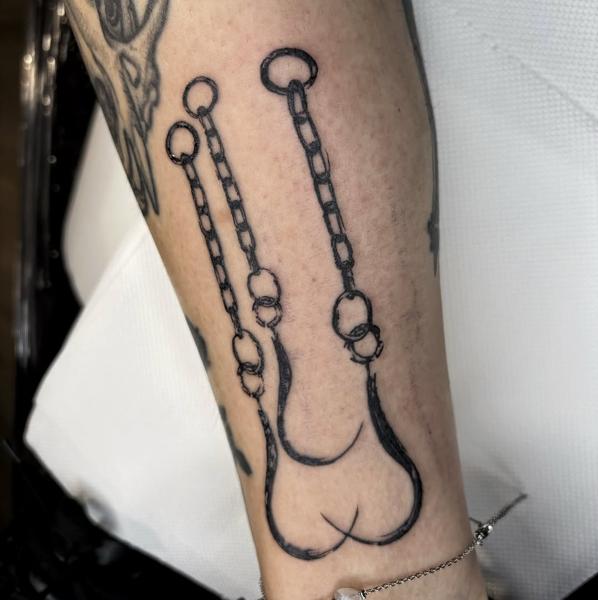 Linework chain heart tattoo by @mazira.tattoos
