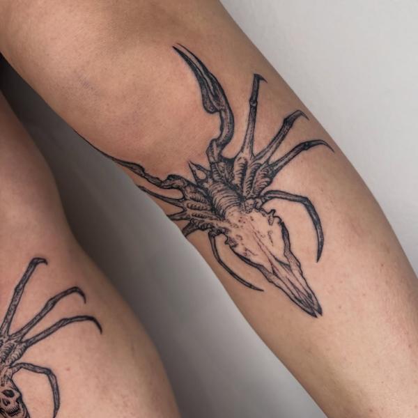 Blackwork alien skull tattoo by @mazira.tattoos