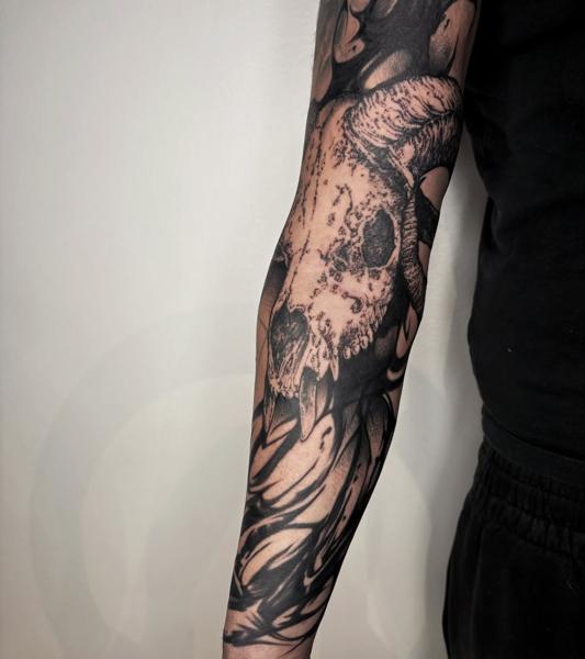 Blackwork ram skull tattoo by @mazira.tattoos