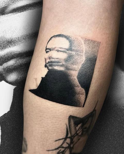 Blackwork blurred portrait tattoo by @salvidenning_art