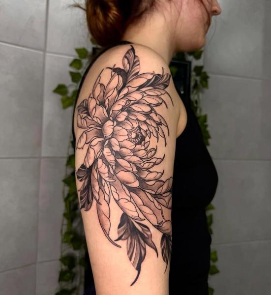 Blackwork floral design tattoo by @garagetattooshop