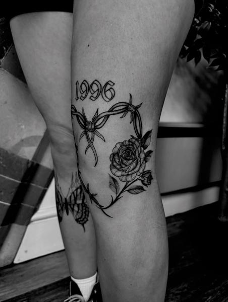 Blackwork barbed wire rose tattoo by @mariamanzitattoo