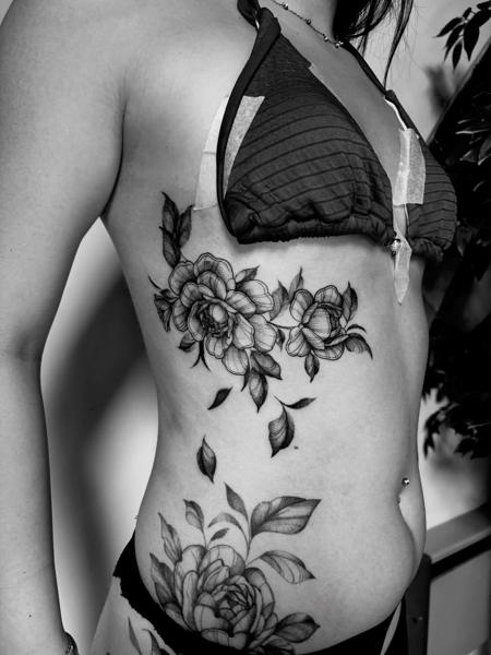 Blackwork floral design tattoo by @mariamanzitattoo