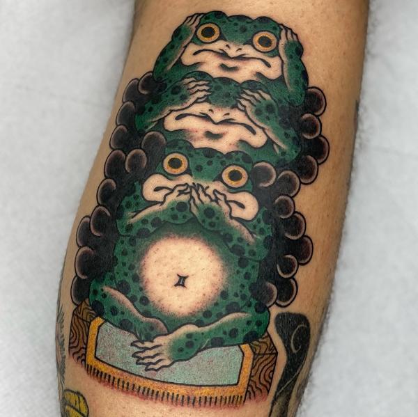 Traditional stacked frogs tattoo by @marsu_tattooer