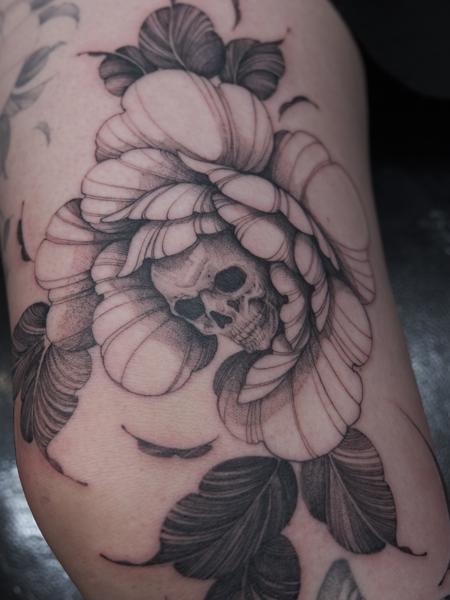 Blackwork skull floral tattoo by @marisatattooartist