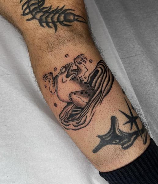 Illustrative frog in water tattoo by @quipstertattoos