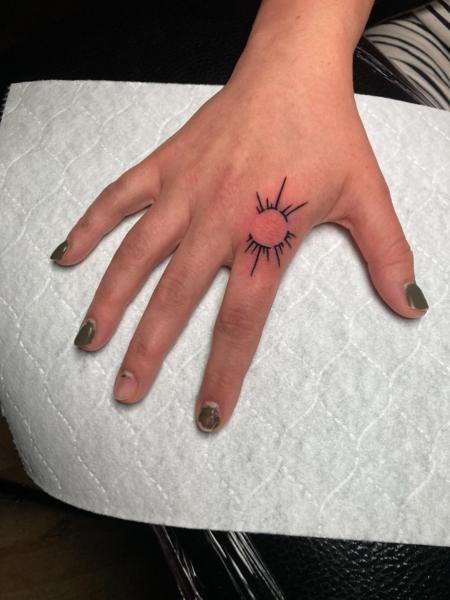 Fine Line sun tattoo by @mate.arnoth.tattoos
