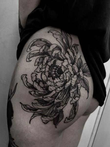 Blackwork floral chrysanthemum tattoo by @matina_macabre_tatt
