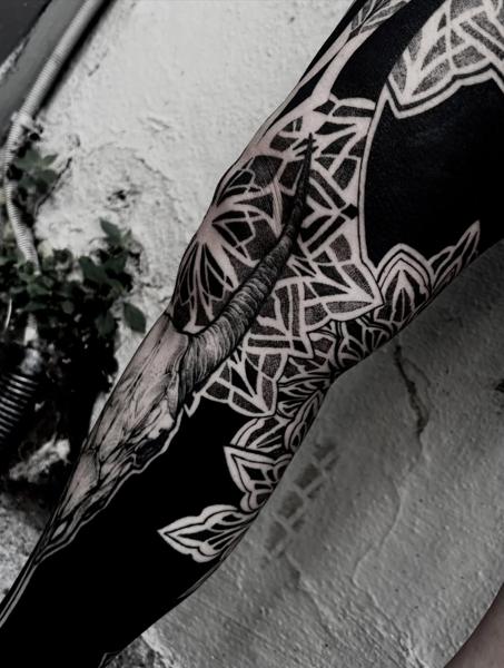 Blackwork geometric animal tattoo by @matina_macabre_tatt