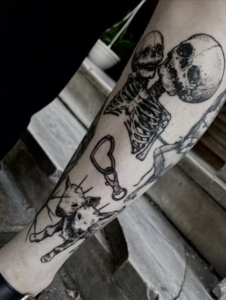Blackwork conjoined skeletons tattoo by @matina_macabre_tatt