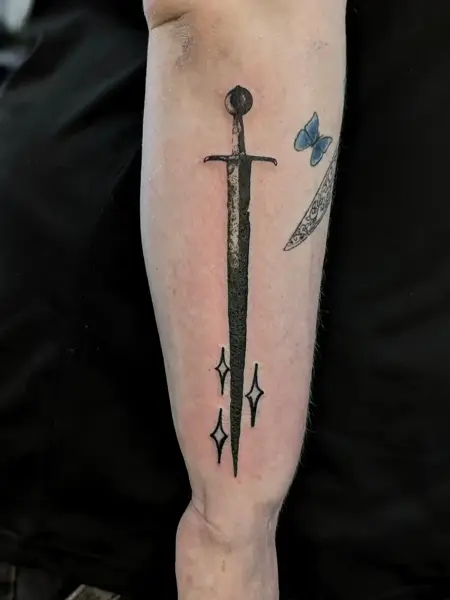 Blackwork textured sword tattoo by @fearn_tattoo