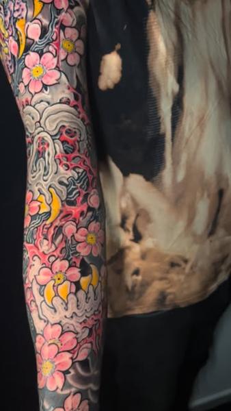 Japanese floral sleeve tattoo by @matt.ono.tattoo