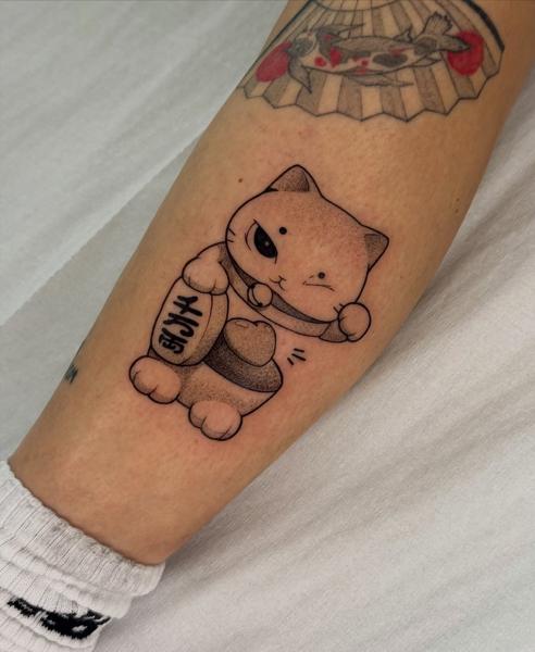 Fine line lucky cat tattoo by @hunn1i