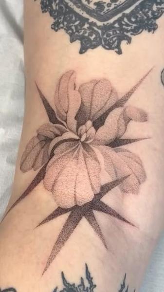 Dotwork geometric flower tattoo by @hunn1i