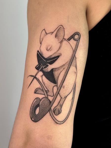 Illustrative mouse with needle tattoo by @hunn1i