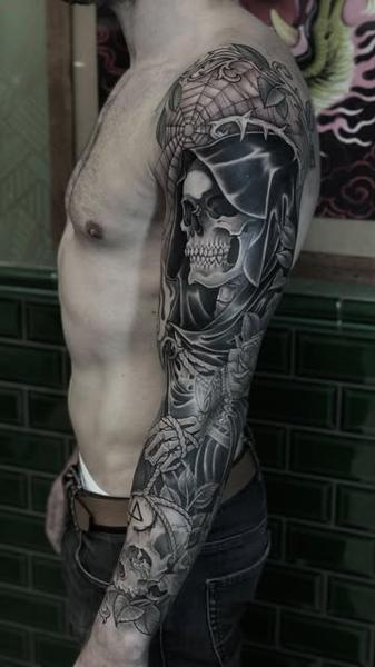Blackwork hooded skull tattoo by @melina_tattoo