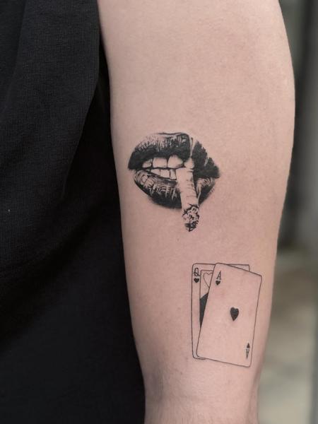 Realism lips and cards tattoo by @mia.ink._