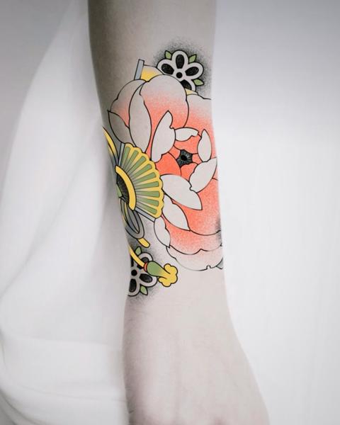 Neo-traditional floral design tattoo by @miguel.tattooer