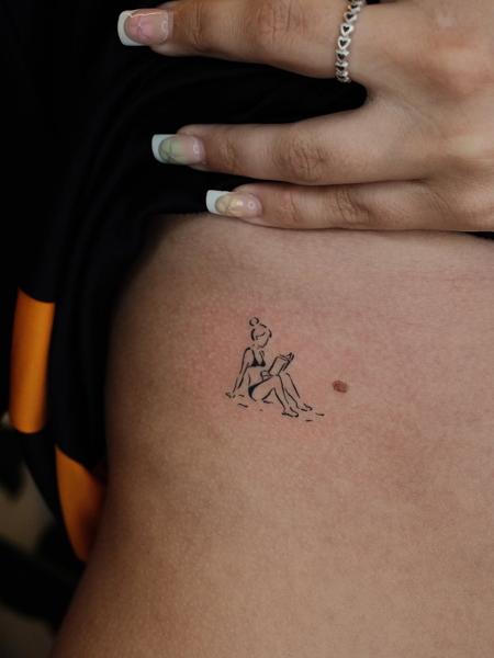 Fine line reading woman tattoo by @myb_ink