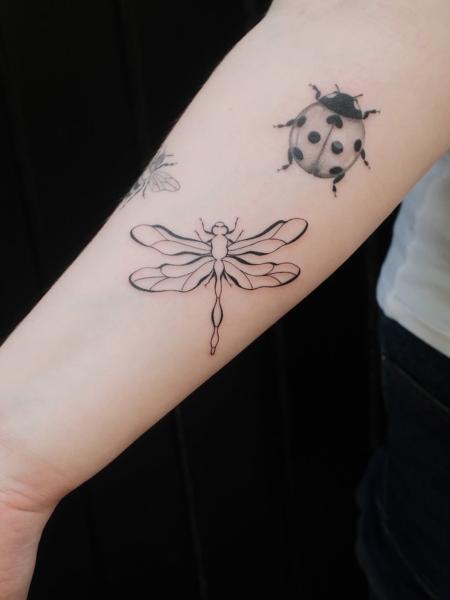 Fine line dragonfly tattoo by @myb_ink