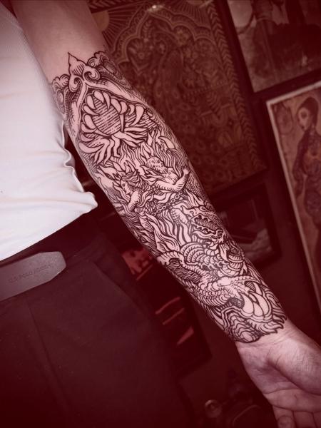 Japanese ornamental dragon tattoo by @myriam_black_tattoo