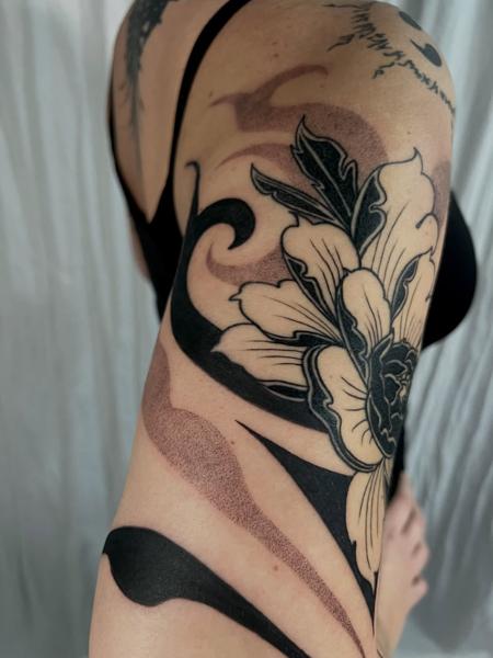 Blackwork floral design tattoo by @nako_tattoo