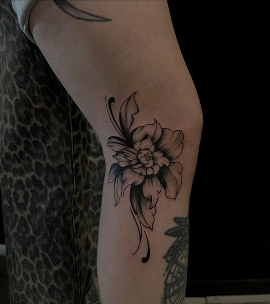 Blackwork floral design tattoo by @nako_tattoo