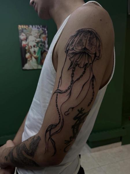 Linework jellyfish tattoo by @psi.xi.tatt