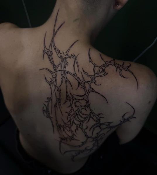 Blackwork abstract thorns tattoo by @psi.xi.tatt