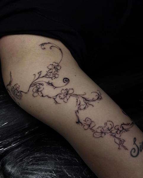 Fine line floral vine tattoo by @psi.xi.tatt