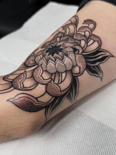 Blackwork floral design tattoo by @psi.xi.tatt