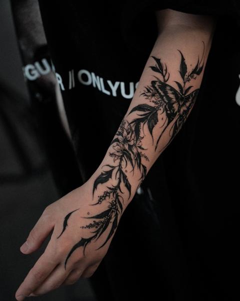 Blackwork floral butterfly tattoo by @narak.tat