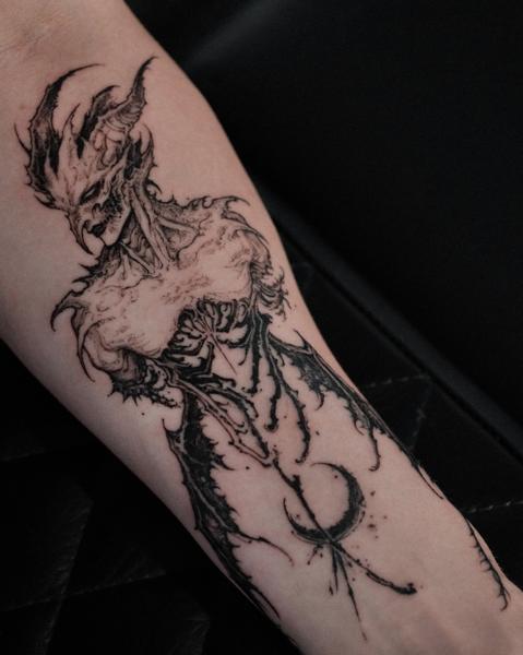 Blackwork demonic figure tattoo by @narak.tat